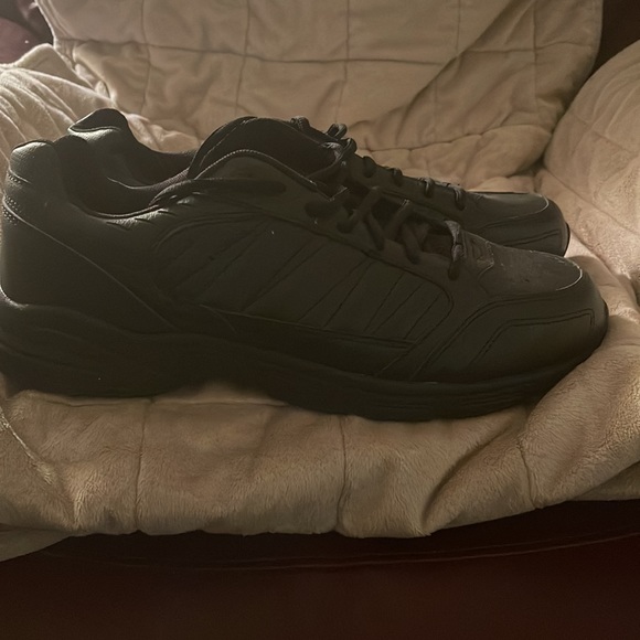 Men’s casual athletic black shoe. Men’s size 12 athletic shoe. - Picture 5 of 7